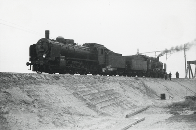 160451 Afbeelding van twee stoomlocomotieven uit de serie 3850 (nrs. 3851-3855) van de N.S. bij de (herstelde) ...